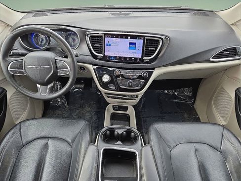 Used 2022 Chrysler Pacifica Touring-L w/ Uconnect Theater Family Group image 17