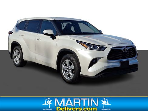 Used 2020 Toyota Highlander LE image 1