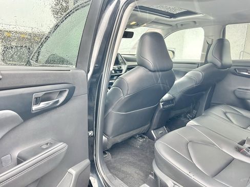 Certified 2024 Toyota Highlander XLE image 11