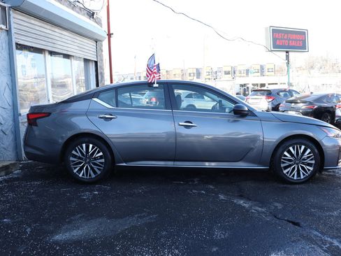 Used 2024 Nissan Altima 2.5 SV image 4