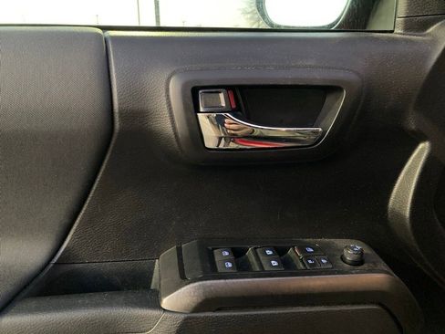 Used 2021 Toyota Tacoma TRD Sport w/ Technology Package image 13