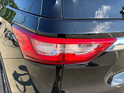 Used 2021 Chevrolet Traverse LT FWD image 27