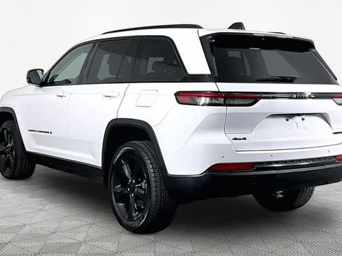 Used 2023 Jeep Grand Cherokee Limited w/ Black Appearance Package AWD/4WD image 4