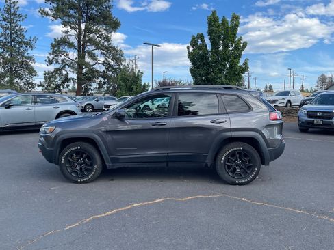 Used 2019 Jeep Cherokee Trailhawk AWD/4WD image 2