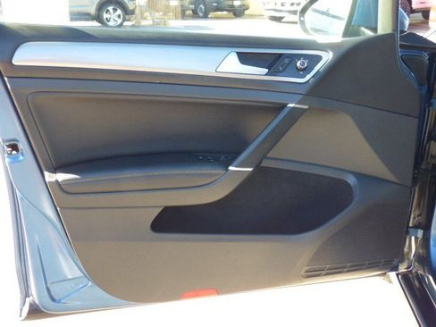 Used 2017 Volkswagen Golf SE image 25