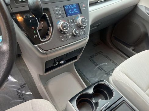 Used 2015 Toyota Sienna LE image 20