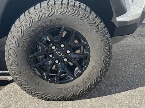 Used 2025 Chevrolet Colorado ZR2 w/ Midnight Edition image 4