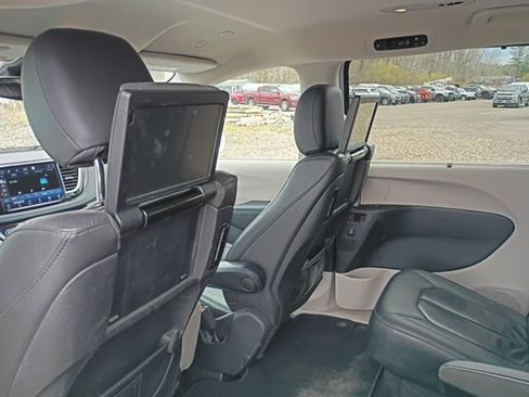 Used 2021 Chrysler Pacifica Touring-L w/ Uconnect Theater Family Group AWD/4WD image 18