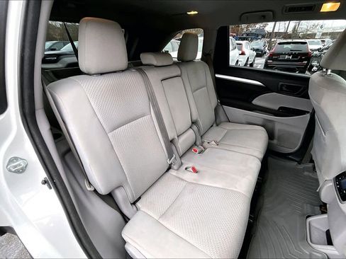 Used 2018 Toyota Highlander LE w/ Carpet Mat Package (TMS) image 35