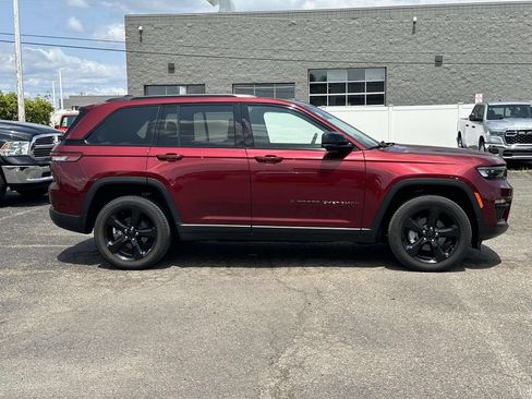 Used 2023 Jeep Grand Cherokee Limited w/ Black Appearance Package AWD/4WD image 2
