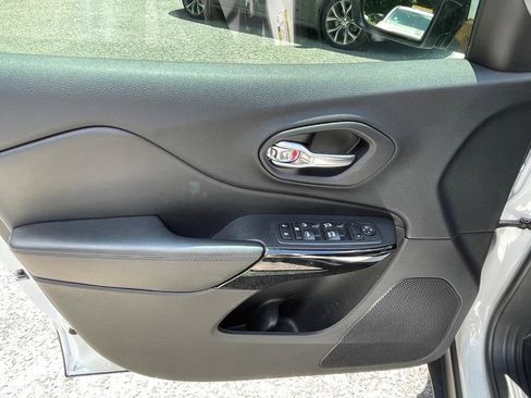 Used 2020 Jeep Cherokee Latitude Plus image 17