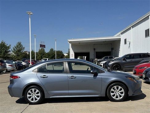 Used 2022 Toyota Corolla LE image 3