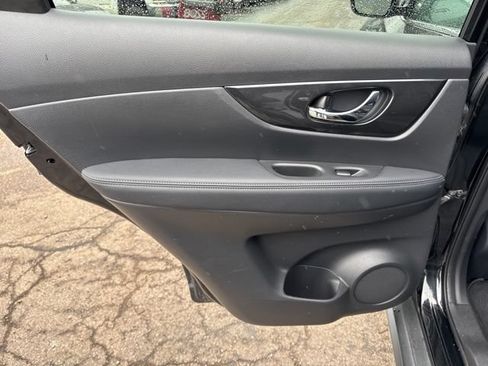 Used 2018 Nissan Rogue SV AWD/4WD image 17