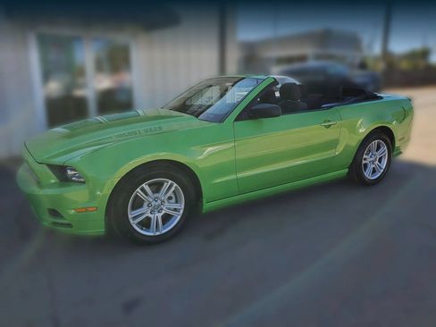 Used 2013 Ford Mustang Convertible RWD image 9
