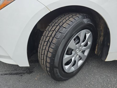 Used 2020 Toyota Corolla LE image 29