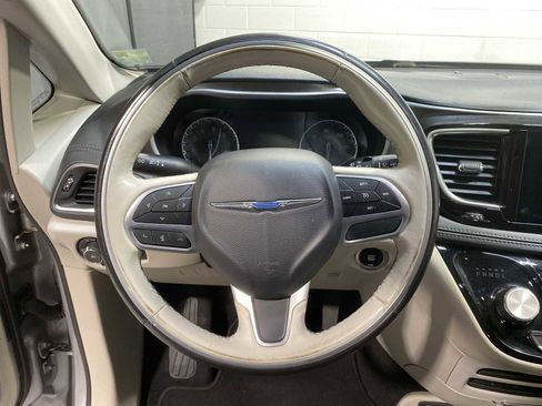 Used 2019 Chrysler Pacifica Limited image 15