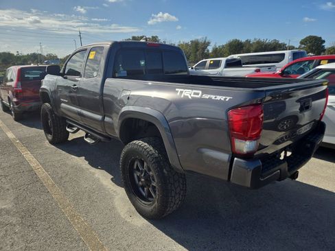 Used 2017 Toyota Tacoma TRD Sport image 4
