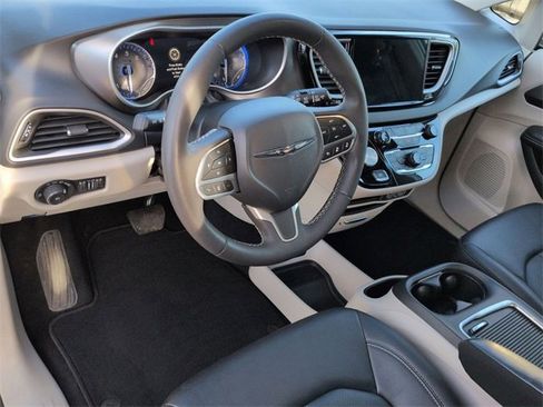 Certified 2024 Chrysler Pacifica Touring-L image 11