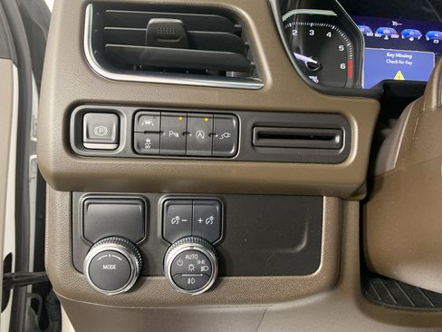 Used 2021 GMC Yukon SLT w/ SLT Premium Package image 17