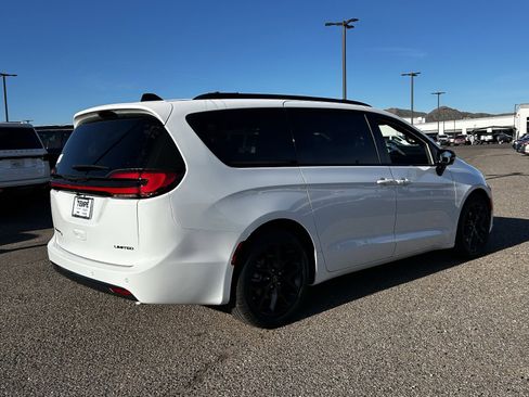 New 2026 Chrysler Pacifica Limited w/ S Appearance Package image 5