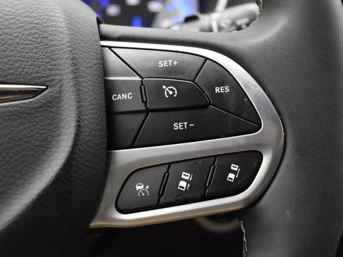 Used 2025 Chrysler Pacifica Select FWD image 23
