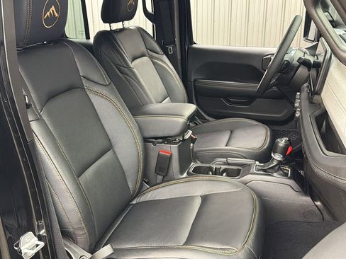 Used 2025 Jeep Wrangler Unlimited Sahara AWD/4WD image 35