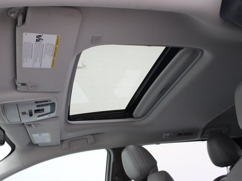 Used 2026 Toyota Sienna XLE FWD image 27