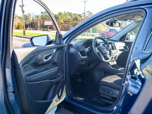 Used 2024 GMC Terrain SLE w/ Driver Convenience Package image 18