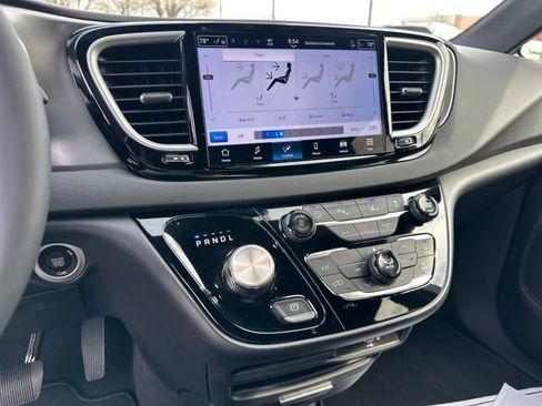 Used 2026 Chrysler Pacifica Select image 19