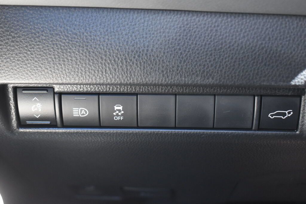 Certified 2024 Toyota Venza XLE AWD/4WD image 14