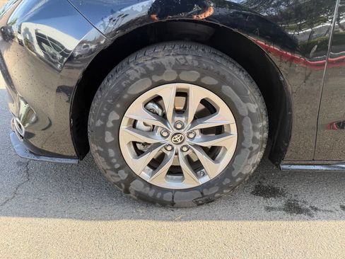 Used 2024 Toyota Sienna XLE FWD image 7