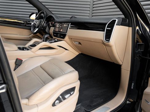 Certified 2021 Porsche Cayenne Coupe image 31