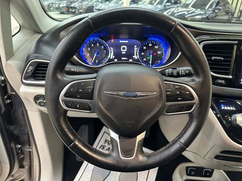 Used 2018 Chrysler Pacifica Touring-L Plus FWD image 22