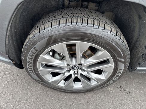 Used 2022 Toyota RAV4 XLE Premium image 10