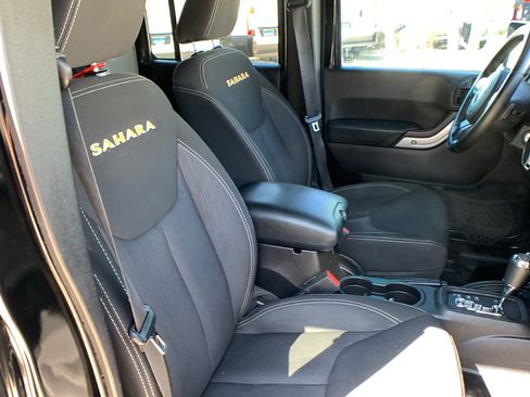 Used 2015 Jeep Wrangler Unlimited Sahara w/ Connectivity Group AWD/4WD image 24