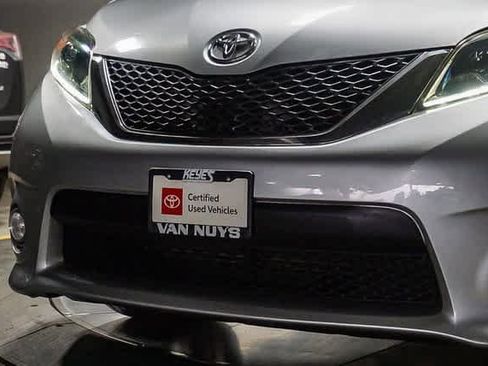 Certified 2017 Toyota Sienna SE image 9