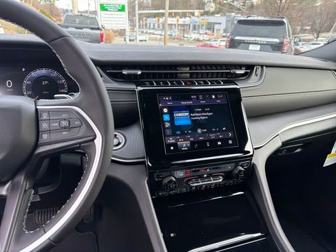New 2025 Jeep Grand Cherokee Altitude image 17