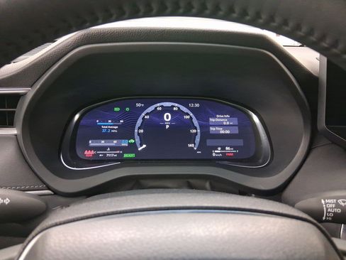 Used 2024 Toyota Venza Limited image 17