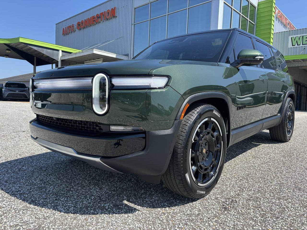 Used 2025 Rivian R1S Adventure Dual AWD/4WD image 10