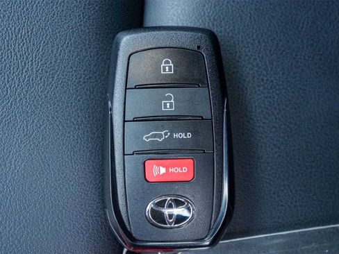 Used 2024 Toyota Venza XLE image 20