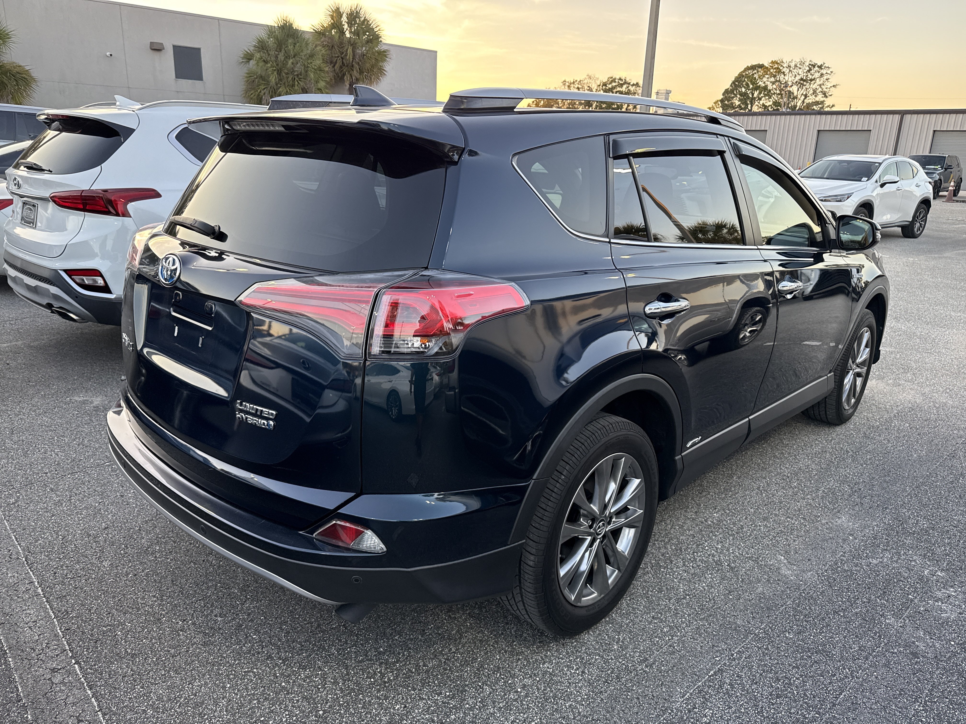 Used 2018 Toyota RAV4 Limited AWD/4WD image 4