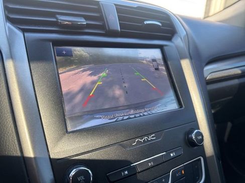 Used 2020 Ford Fusion SE FWD image 21