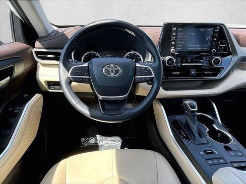 Used 2022 Toyota Highlander XLE AWD/4WD image 7