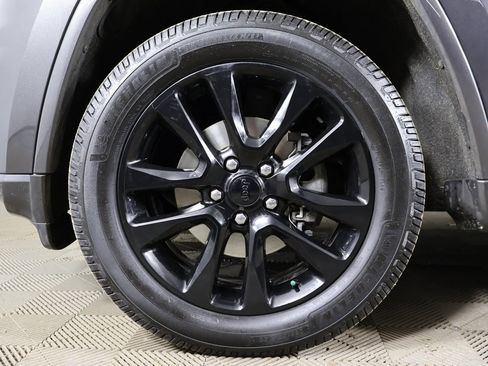 Used 2018 Jeep Grand Cherokee Altitude image 18