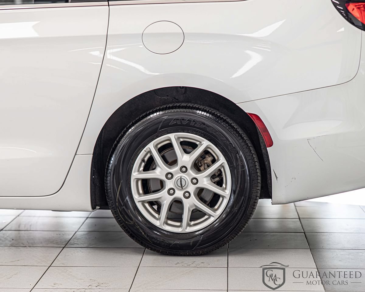 Used 2021 Chrysler Pacifica Touring-L FWD image 8