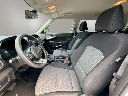 Used 2023 Kia Soul LX w/ LX Technology Package FWD image 11