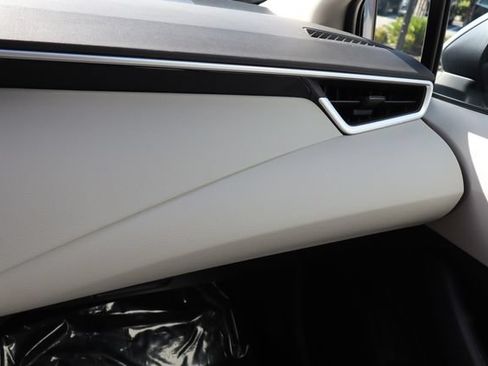 Used 2025 Toyota Corolla LE FWD image 31