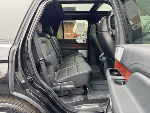 Used 2024 Lincoln Navigator Reserve image 15