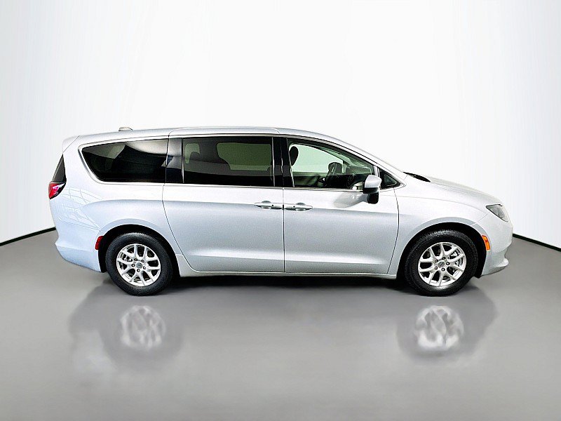 Used 2023 Chrysler Voyager LX FWD image 8