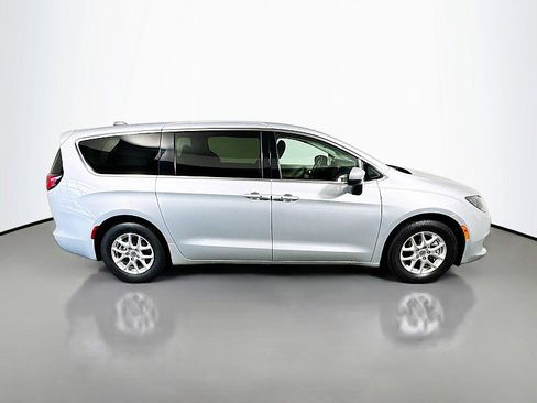 Used 2023 Chrysler Voyager LX image 8